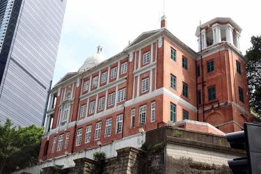 香港人要在英國結婚怎么辦理中國出生公證呢？