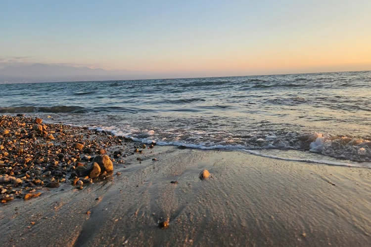 有過一段婚姻的香港人現(xiàn)要在內(nèi)地再婚如何做離婚后未再婚的聲明公證書呢？