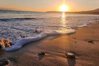 我和老公是香港人，現(xiàn)要在上海買房需要香港律師公證我們的結(jié)婚證并加蓋轉(zhuǎn)遞章，要如何辦理呢？