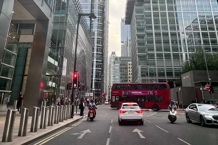 中國公民在英國結(jié)婚后，現(xiàn)要更改婚姻狀況怎么做英國海牙認(rèn)證呢？