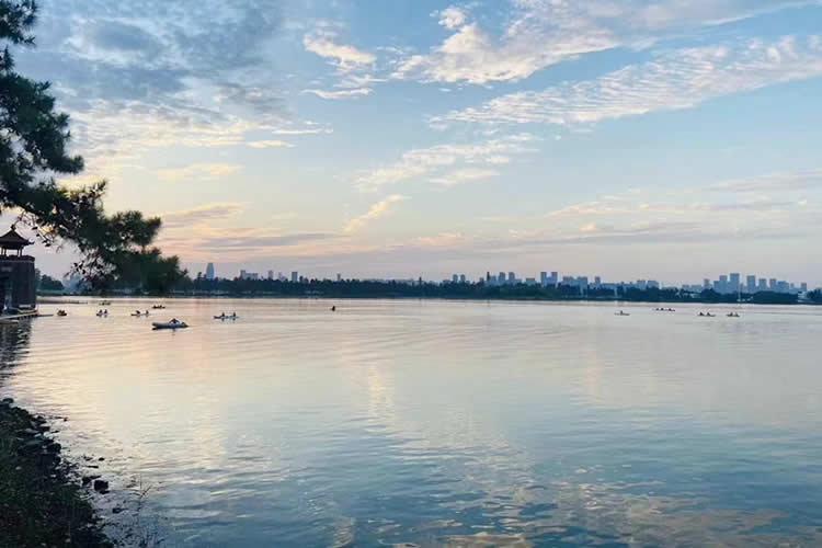 小孩香港出生后又改了名字要怎么做公證用于內(nèi)地房產(chǎn)過戶呢？