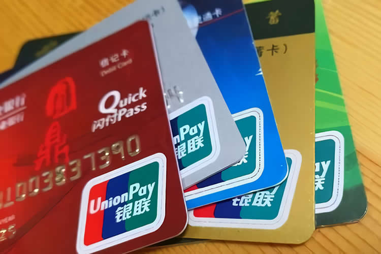 小孩是在香港出生的，現(xiàn)要在深圳銀行開戶怎么辦理母女關系公證書呢？